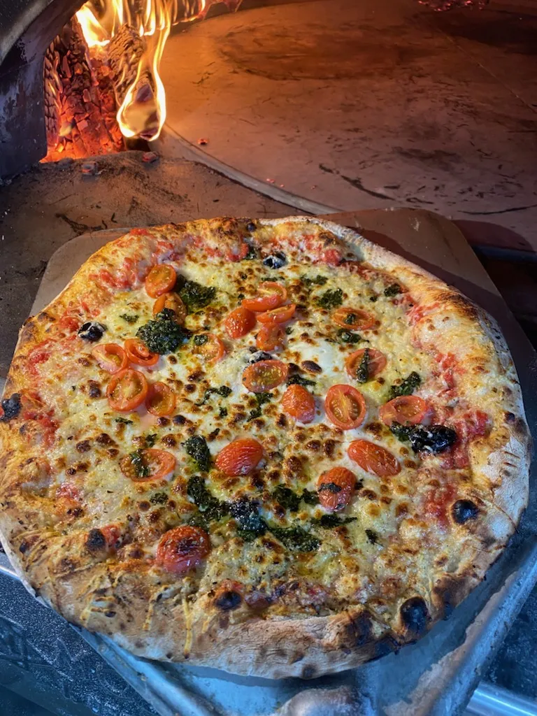 Pizza Provençale du menu de la Pizzeria Papagayo à La Ciotat, préparée avec emmental, tomates fraîches, oignons, et herbes de Provence, cuite au feu de bois.